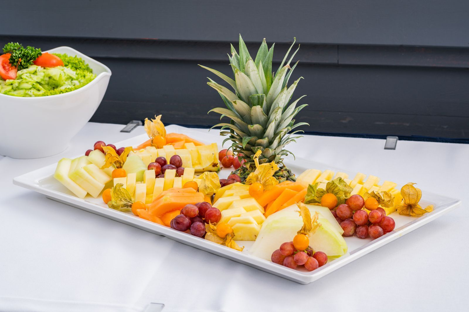 Obstplatte mit Ananas, Melone, Trauben und Physalis