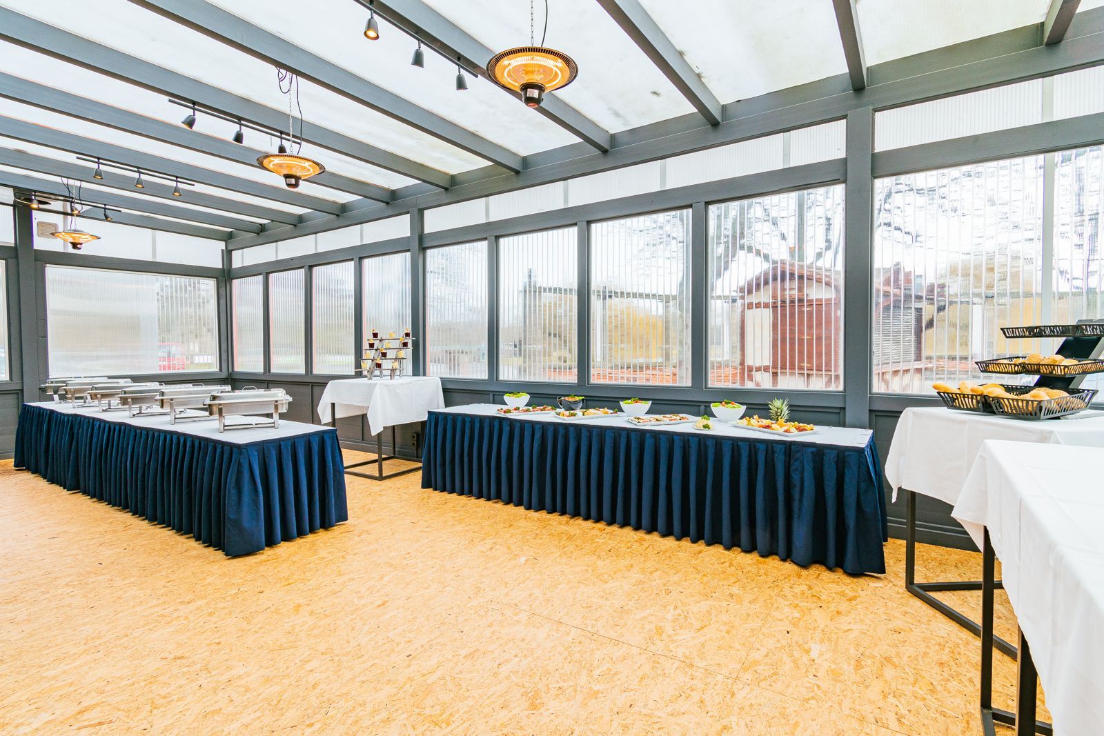 Wintergarten des Le Frog mit aufgebauten Buffettischen
